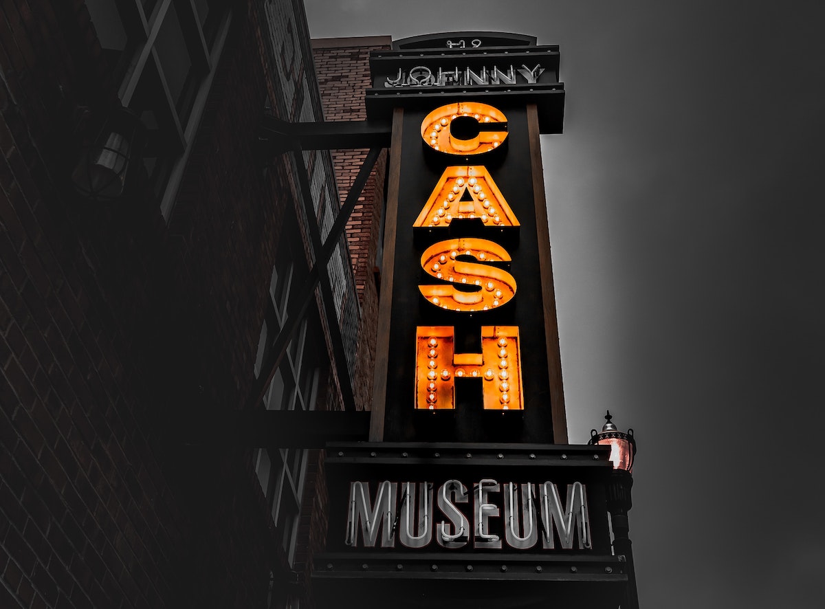 valokyltti, jossa lukee cash